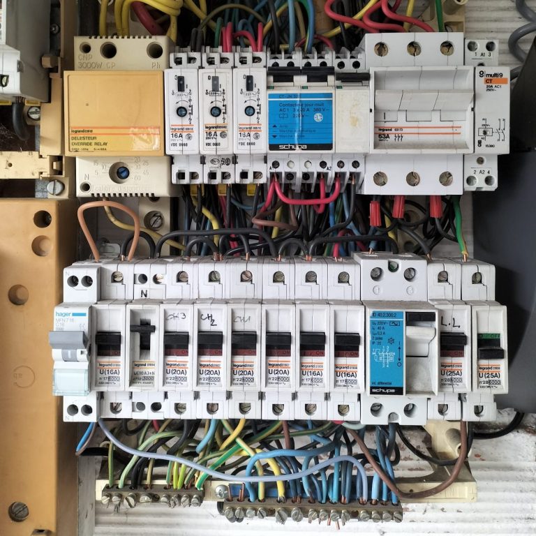 Tableau électrique des années 80.